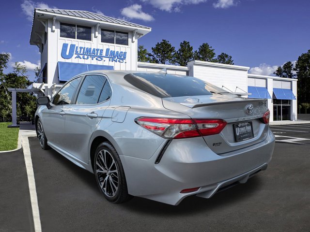 2019 Toyota Camry SE photo 6