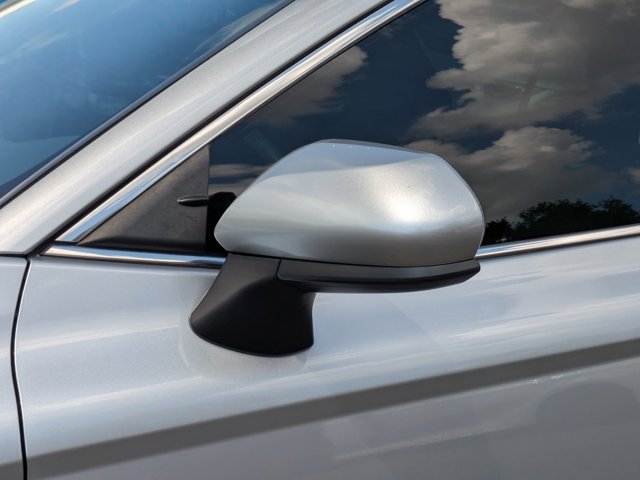 2019 Toyota Camry SE photo 11