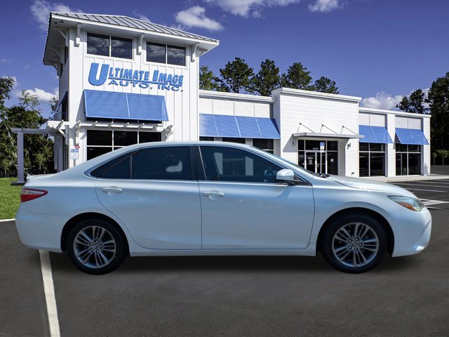 2015 Toyota Camry SE photo 3