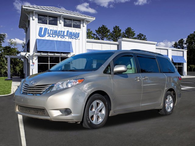 2017 Toyota Sienna LE's photo