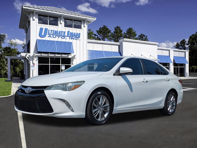 2015 Toyota Camry SE's photo