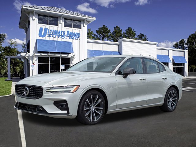 2022 Volvo S60 B5 Momentum's photo